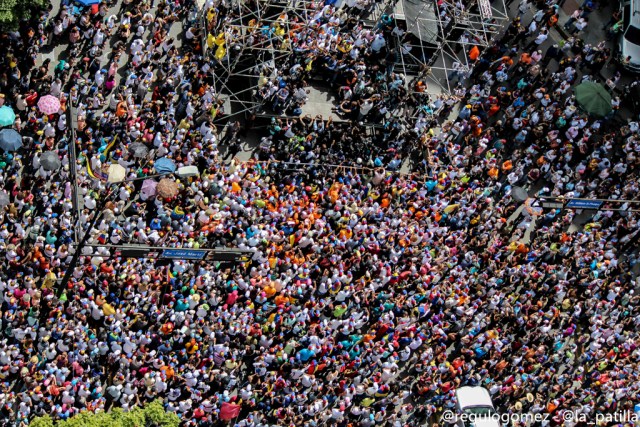 Lo que usted no vio de la concentración por los 100 días de resistencia. Fotos: lapatilla.1eye.us