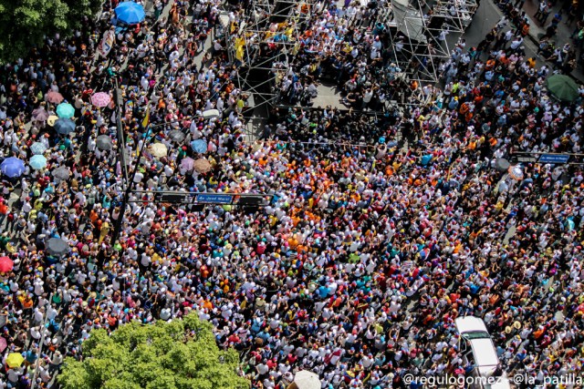 Lo que usted no vio de la concentración por los 100 días de resistencia. Fotos: lapatilla.1eye.us