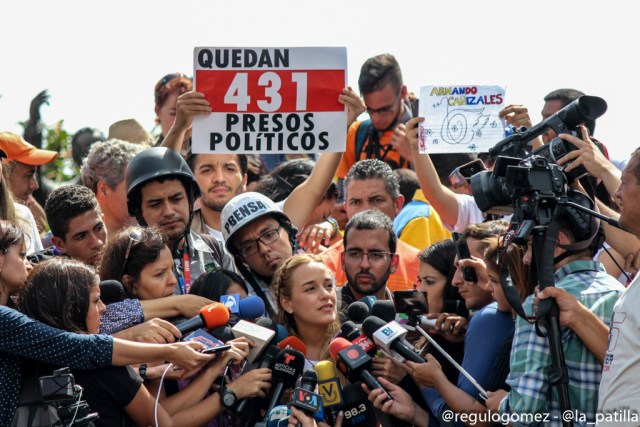 Lo que usted no vio de la concentración por los 100 días de resistencia. Fotos: lapatilla.1eye.us