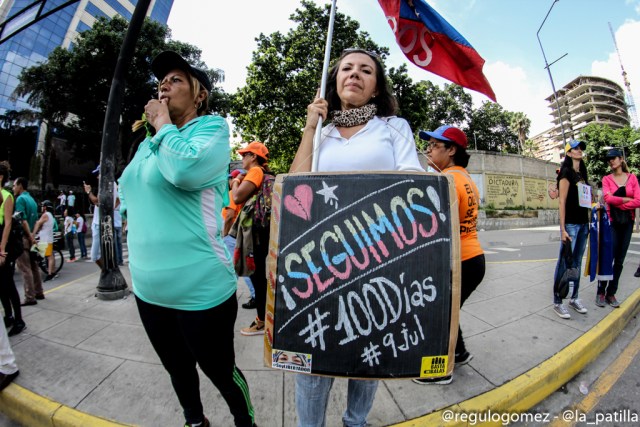 Lo que usted no vio de la concentración por los 100 días de resistencia. Fotos: lapatilla.1eye.us