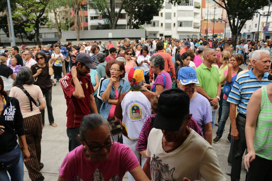 ¡Abarrotado! Así se encuentra el punto soberano en Parque Carabobo (fotos)