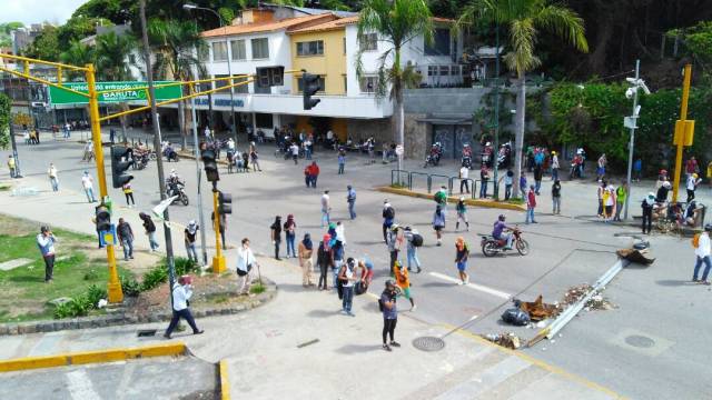 Manifestantes realizan trancazo en la principal de Las Mercedes / Foto: Jorge Millán