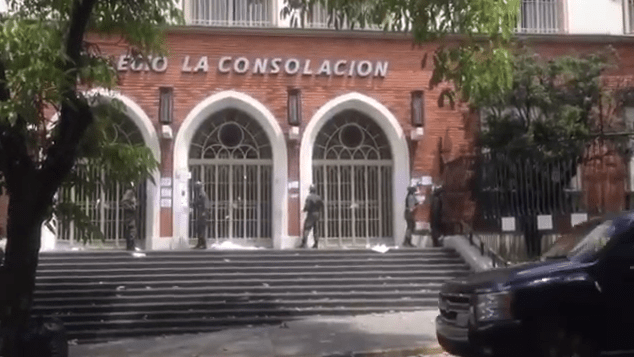 Miembros del Plan República quitan pancartas del colegio La Consolación (Cortesía Gabriela González)