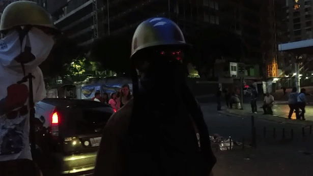 Manifestantes cerraron el paso en las vías principales de Los Ruices, Caracas. Foto: Capture