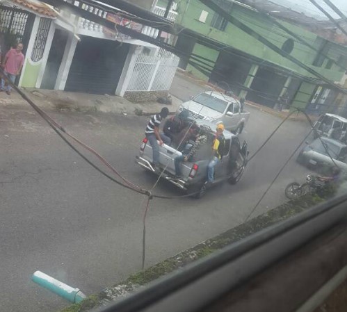 Denuncian que colectivos arremeten contra tachirenses / @gabyarellanoVE