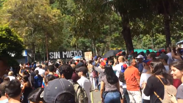 Ciudadanos esperando para votar en el punto soberano de Bello Monte (Captura)