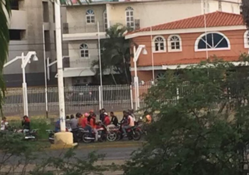 Paramilitares armados arremeten contra manifestantes en Lechería bajo la mirada de la GNB