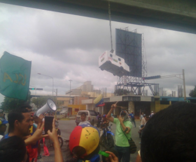 La curiosa piñata de la libertad que llevó “palo guaro parejo” (Video +Fotos)