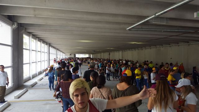 Venezolanos esperan para votar en uno de los puntos soberanos de Miami (Foto: @@darwins2010)