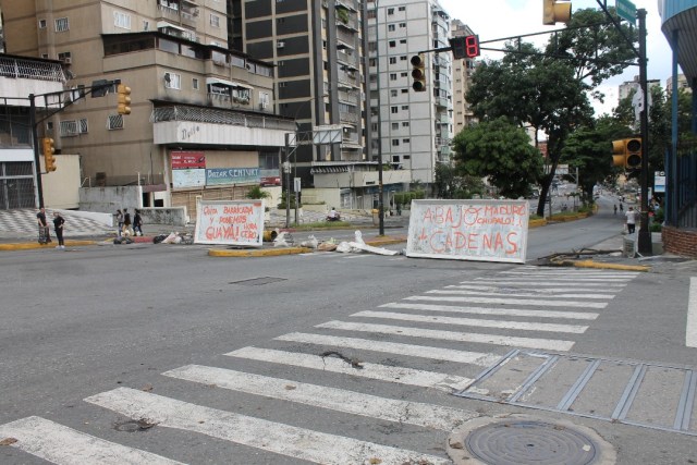 Persisten las barricadas en la avenida Rómulo Gallegos (Foto: @edgarcardenasp)