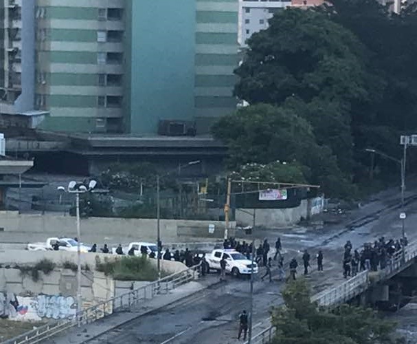 GNB y Conas tumban portón y violentan residencias Los Verdes en El Paraíso #30Jul