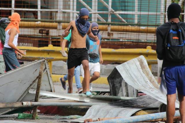 GNB reprime con lacrimógenas trancazo en Altamira y Chacao: La resistencia se mantiene. Foto: Régulo Gómez / lapatilla.1eye.us