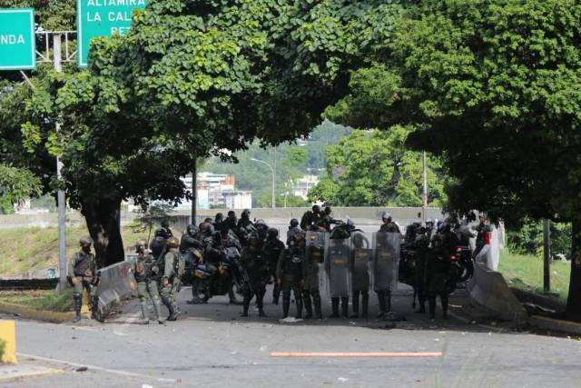 GNB reprime con lacrimógenas trancazo en Altamira y Chacao: La resistencia se mantiene. Foto: Régulo Gómez / lapatilla.1eye.us