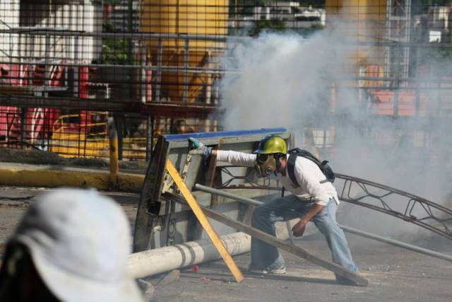 GNB reprime con lacrimógenas trancazo en Altamira y Chacao: La resistencia se mantiene. Foto: Régulo Gómez / lapatilla.1eye.us