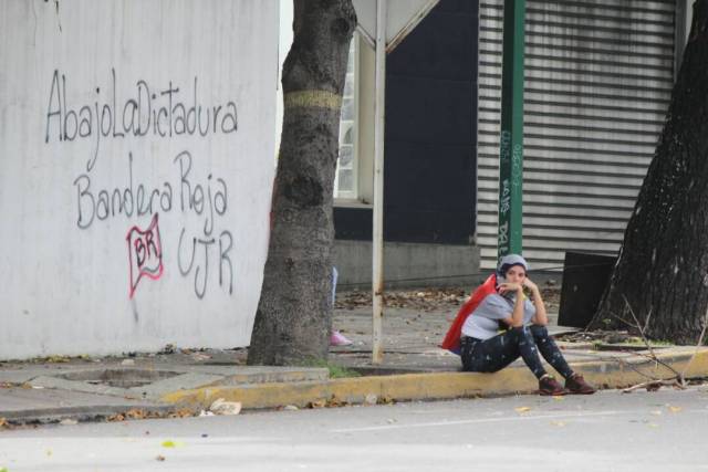 GNB reprime con lacrimógenas trancazo en Altamira y Chacao: La resistencia se mantiene. Foto: Régulo Gómez / lapatilla.1eye.us