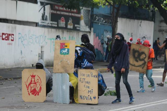 GNB reprime con lacrimógenas trancazo en Altamira y Chacao: La resistencia se mantiene. Foto: Régulo Gómez / lapatilla.1eye.us