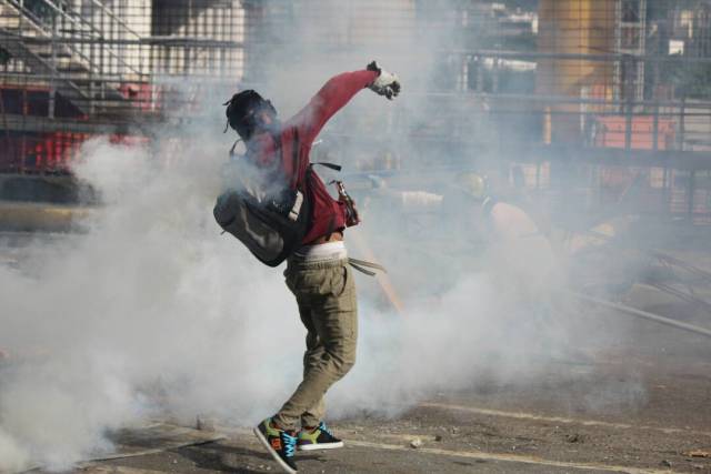 GNB reprime con lacrimógenas trancazo en Altamira y Chacao: La resistencia se mantiene. Foto: Régulo Gómez / lapatilla.1eye.us