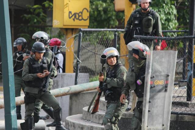 GNB reprime con lacrimógenas trancazo en Altamira y Chacao: La resistencia se mantiene. Foto: Régulo Gómez / lapatilla.1eye.us