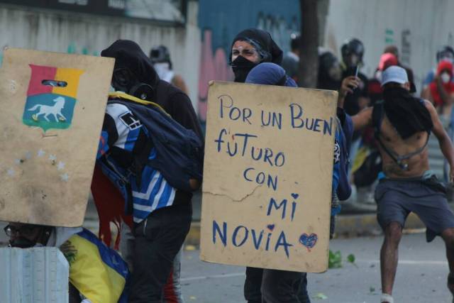 GNB reprime con lacrimógenas trancazo en Altamira y Chacao: La resistencia se mantiene. Foto: Régulo Gómez / lapatilla.1eye.us