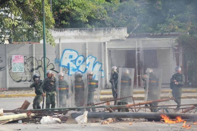 GNB reprime con lacrimógenas trancazo en Altamira y Chacao: La resistencia se mantiene. Foto: Régulo Gómez / lapatilla.1eye.us