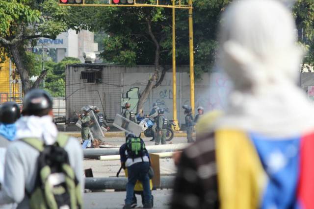 GNB reprime con lacrimógenas trancazo en Altamira y Chacao: La resistencia se mantiene. Foto: Régulo Gómez / lapatilla.1eye.us