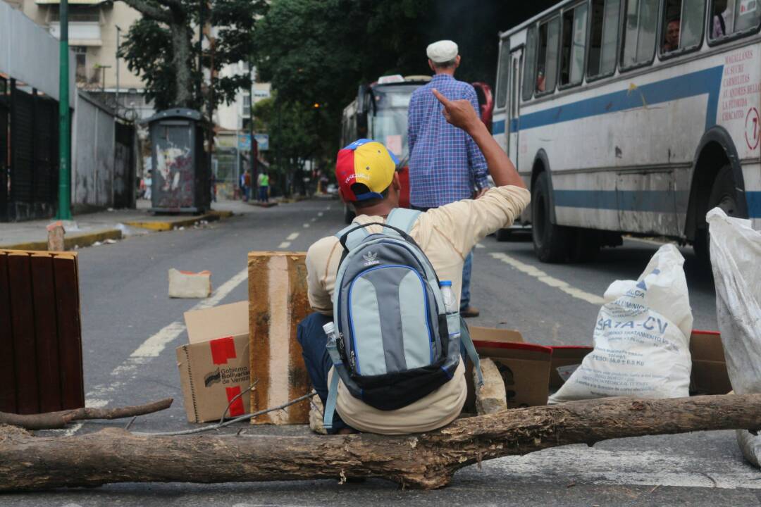 Vecinos de la avenida Andrés Bello se unen al #ParoNacional (fotos)