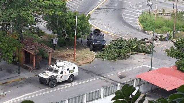 Momento en el que tanquetas de la GNB y Conas entran en Cardenalito // Foto @argenisgallardo 