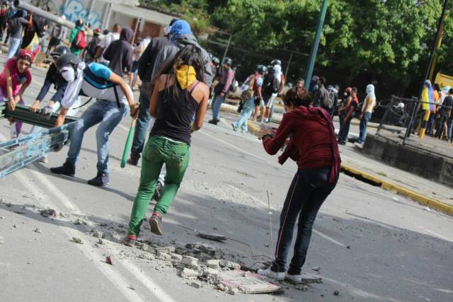 GNB reprime con lacrimógenas trancazo en Altamira y Chacao: La resistencia se mantiene. Foto: Régulo Gómez / lapatilla.1eye.us