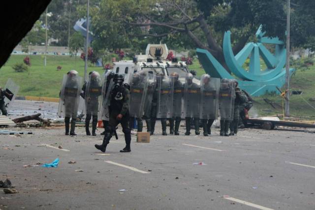 GNB reprime con lacrimógenas trancazo en Altamira y Chacao: La resistencia se mantiene. Foto: Régulo Gómez / lapatilla.1eye.us