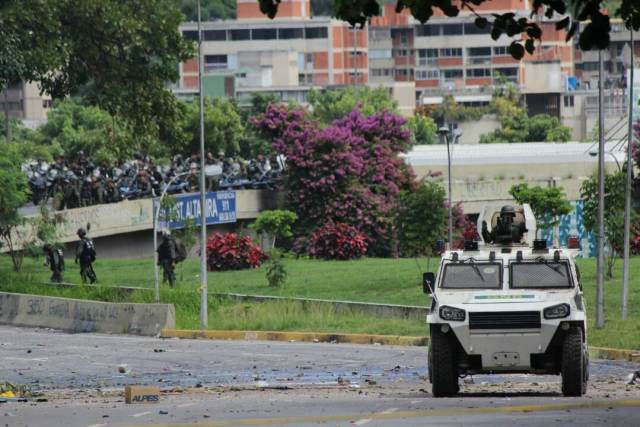 GNB reprime con lacrimógenas trancazo en Altamira y Chacao: La resistencia se mantiene. Foto: Régulo Gómez / lapatilla.1eye.us