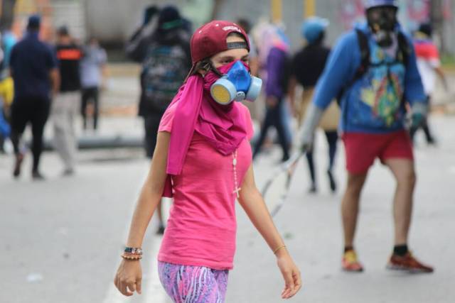 GNB reprime con lacrimógenas trancazo en Altamira y Chacao: La resistencia se mantiene. Foto: Régulo Gómez / lapatilla.1eye.us