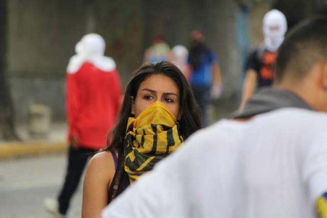 GNB reprime con lacrimógenas trancazo en Altamira y Chacao: La resistencia se mantiene. Foto: Régulo Gómez / lapatilla.1eye.us