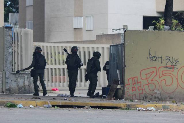 GNB reprime con lacrimógenas trancazo en Altamira y Chacao: La resistencia se mantiene. Foto: Régulo Gómez / lapatilla.1eye.us