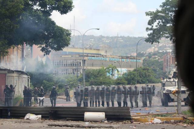 GNB reprime con lacrimógenas trancazo en Altamira y Chacao: La resistencia se mantiene. Foto: Régulo Gómez / lapatilla.1eye.us