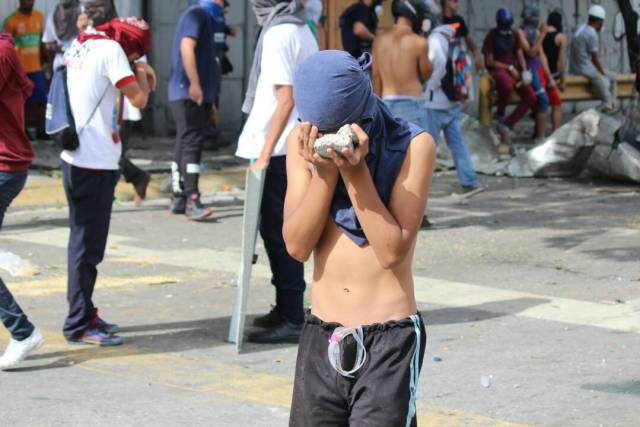 GNB reprime con lacrimógenas trancazo en Altamira y Chacao: La resistencia se mantiene. Foto: Régulo Gómez / lapatilla.1eye.us