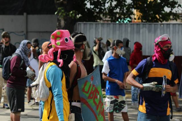 GNB reprime con lacrimógenas trancazo en Altamira y Chacao: La resistencia se mantiene. Foto: Régulo Gómez / lapatilla.1eye.us