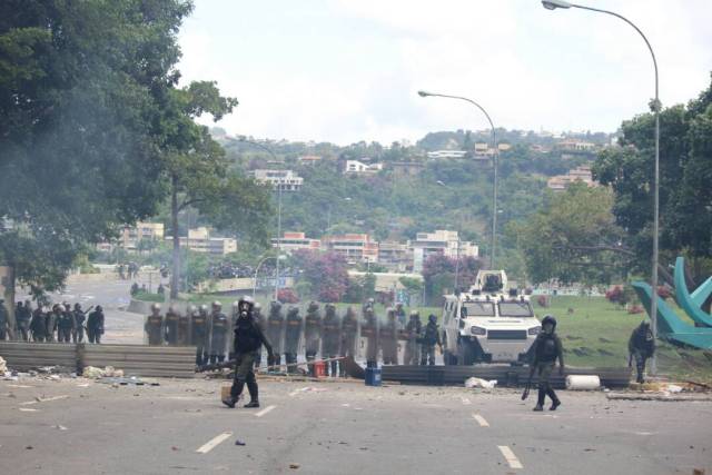 GNB reprime con lacrimógenas trancazo en Altamira y Chacao: La resistencia se mantiene. Foto: Régulo Gómez / lapatilla.1eye.us