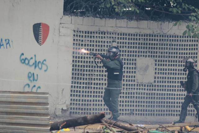 GNB reprime con lacrimógenas trancazo en Altamira y Chacao: La resistencia se mantiene. Foto: Régulo Gómez / lapatilla.1eye.us