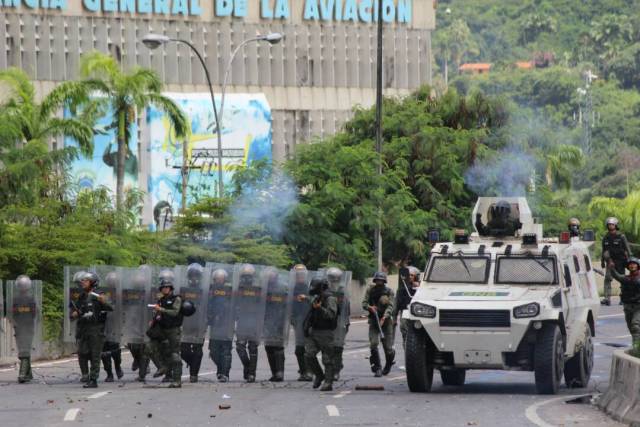 GNB reprime con lacrimógenas trancazo en Altamira y Chacao: La resistencia se mantiene. Foto: Régulo Gómez / lapatilla.1eye.us