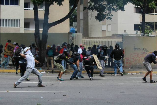 GNB reprime con lacrimógenas trancazo en Altamira y Chacao: La resistencia se mantiene. Foto: Régulo Gómez / lapatilla.1eye.us