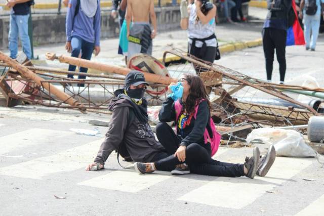 GNB reprime con lacrimógenas trancazo en Altamira y Chacao: La resistencia se mantiene. Foto: Régulo Gómez / lapatilla.1eye.us