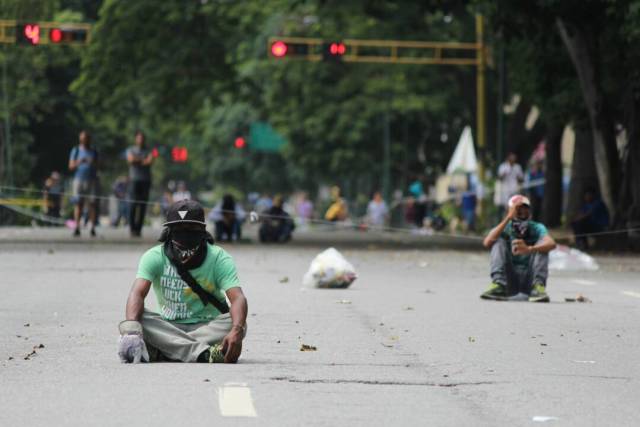 GNB reprime con lacrimógenas trancazo en Altamira y Chacao: La resistencia se mantiene. Foto: Régulo Gómez / lapatilla.1eye.us