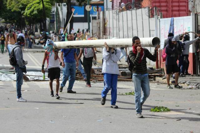 GNB reprime con lacrimógenas trancazo en Altamira y Chacao: La resistencia se mantiene. Foto: Régulo Gómez / lapatilla.1eye.us