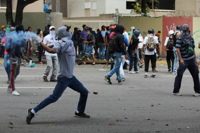 GNB reprime con lacrimógenas trancazo en Altamira y Chacao: La resistencia se mantiene. Foto: Régulo Gómez / lapatilla.1eye.us