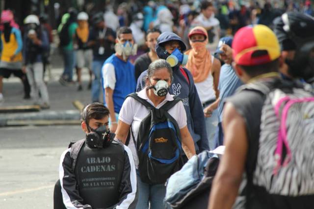 GNB reprime con lacrimógenas trancazo en Altamira y Chacao: La resistencia se mantiene. Foto: Régulo Gómez / lapatilla.1eye.us