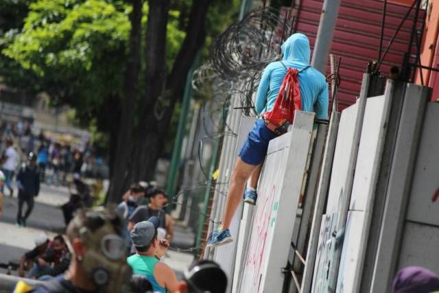 GNB reprime con lacrimógenas trancazo en Altamira y Chacao: La resistencia se mantiene. Foto: Régulo Gómez / lapatilla.1eye.us