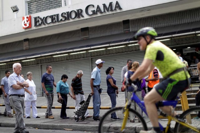 Venezuelan citizens line up to buy food at a store after a strike called to protest against Venezuelan President Nicolas Maduro's government in Caracas, Venezuela, July 29, 2017. REUTERS/Ueslei Marcelino