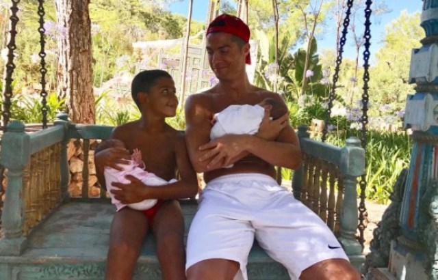 Cristiano, con su familia, y con Georgina con su abultada silueta. INSTAGRAM