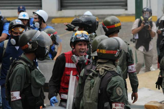 GNB robó insumos a paramédicos en Bello Campo. Foto: Régulo Gómez / lapatilla.1eye.us