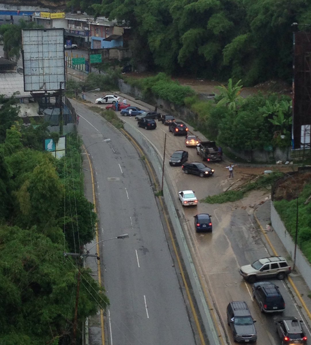 6:37 am: Barricadas aún impiden el paso hacia El Hatillo  #21Jul